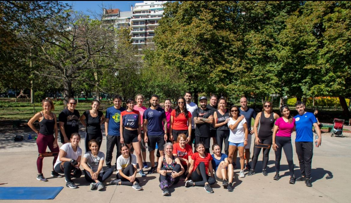 El grupo de Fit Parks, unas treinta personas de edades distintas, posando en Parque Rivadavia